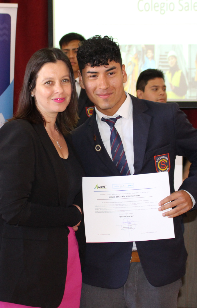 Estudiantes y maestros reciben certificación laboral en Soldadura