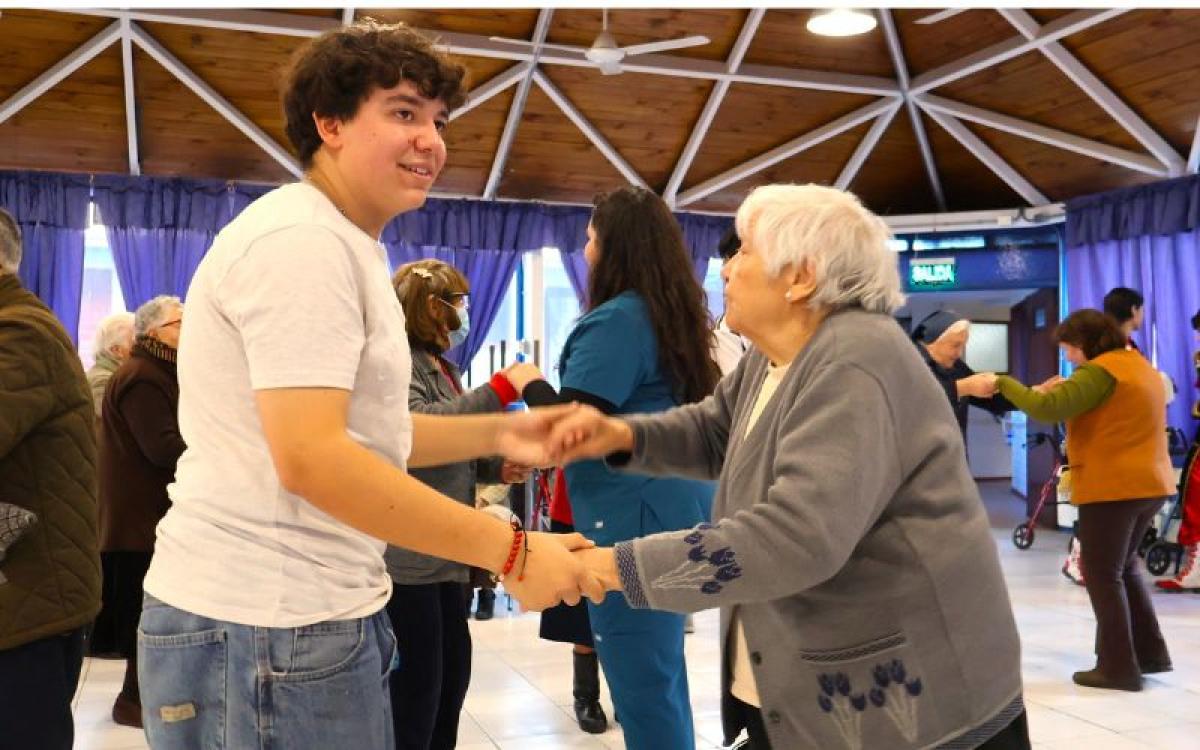 Estudiantes salesianos alegran hogar de ancianos
