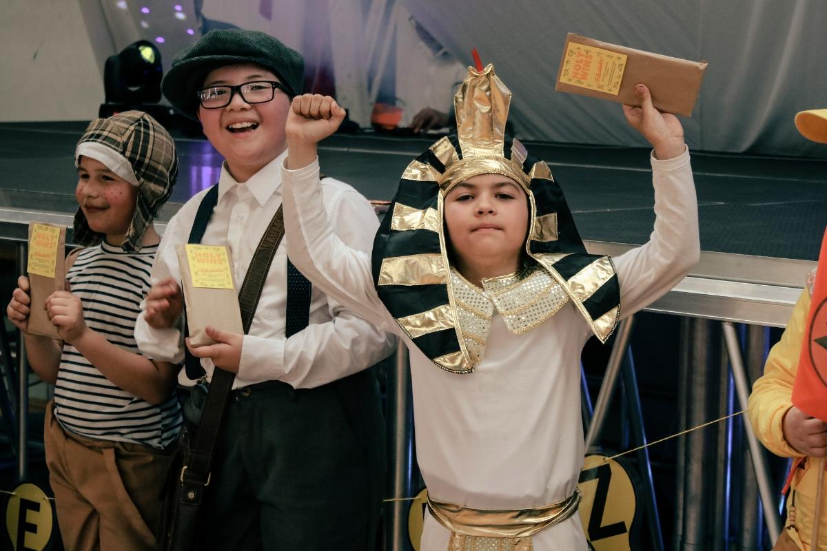 Niños celebran la santidad con juegos, fe y mucha alegría