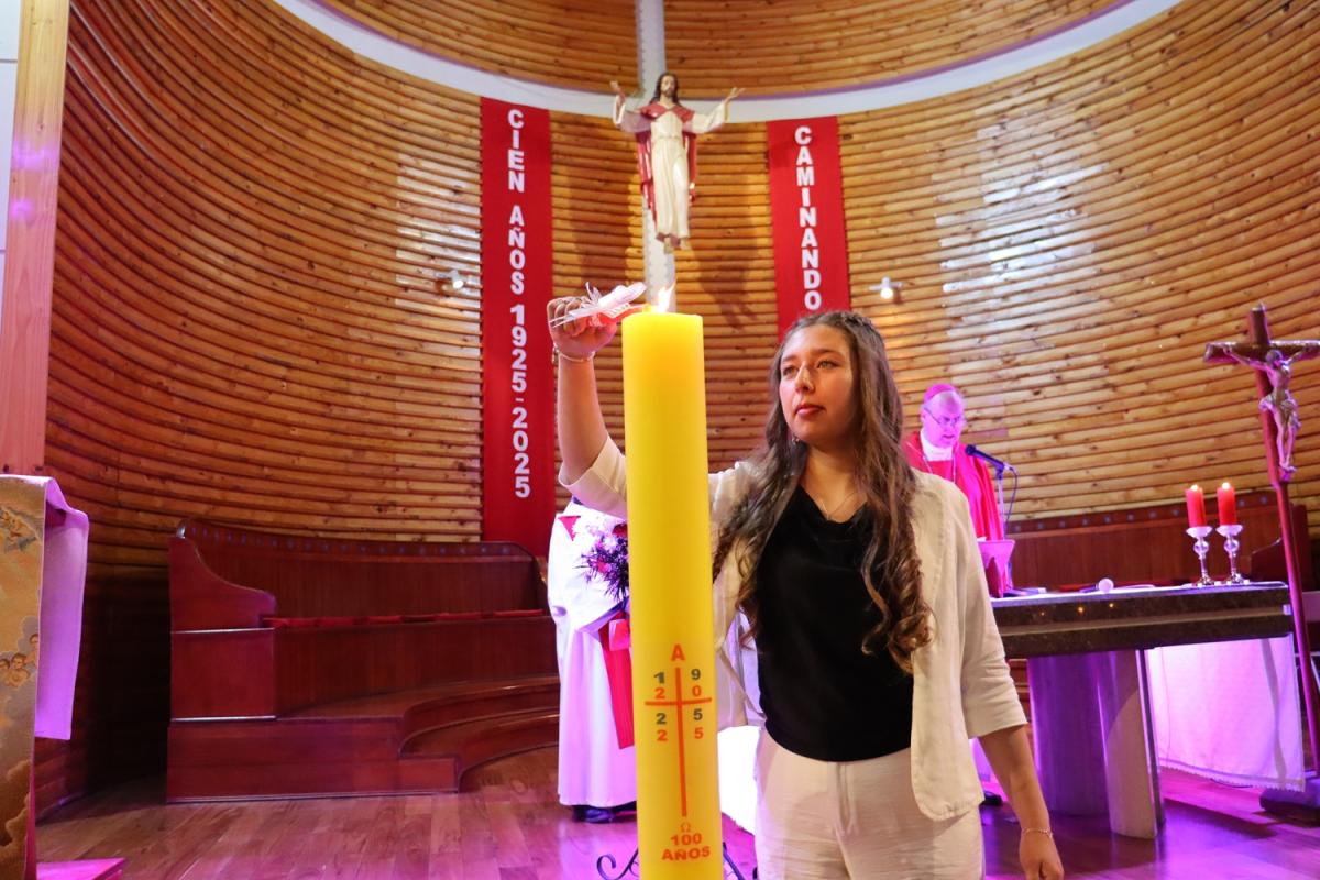 Jóvenes y Adultos Reciben Sacramento de la Confirmación en Linares