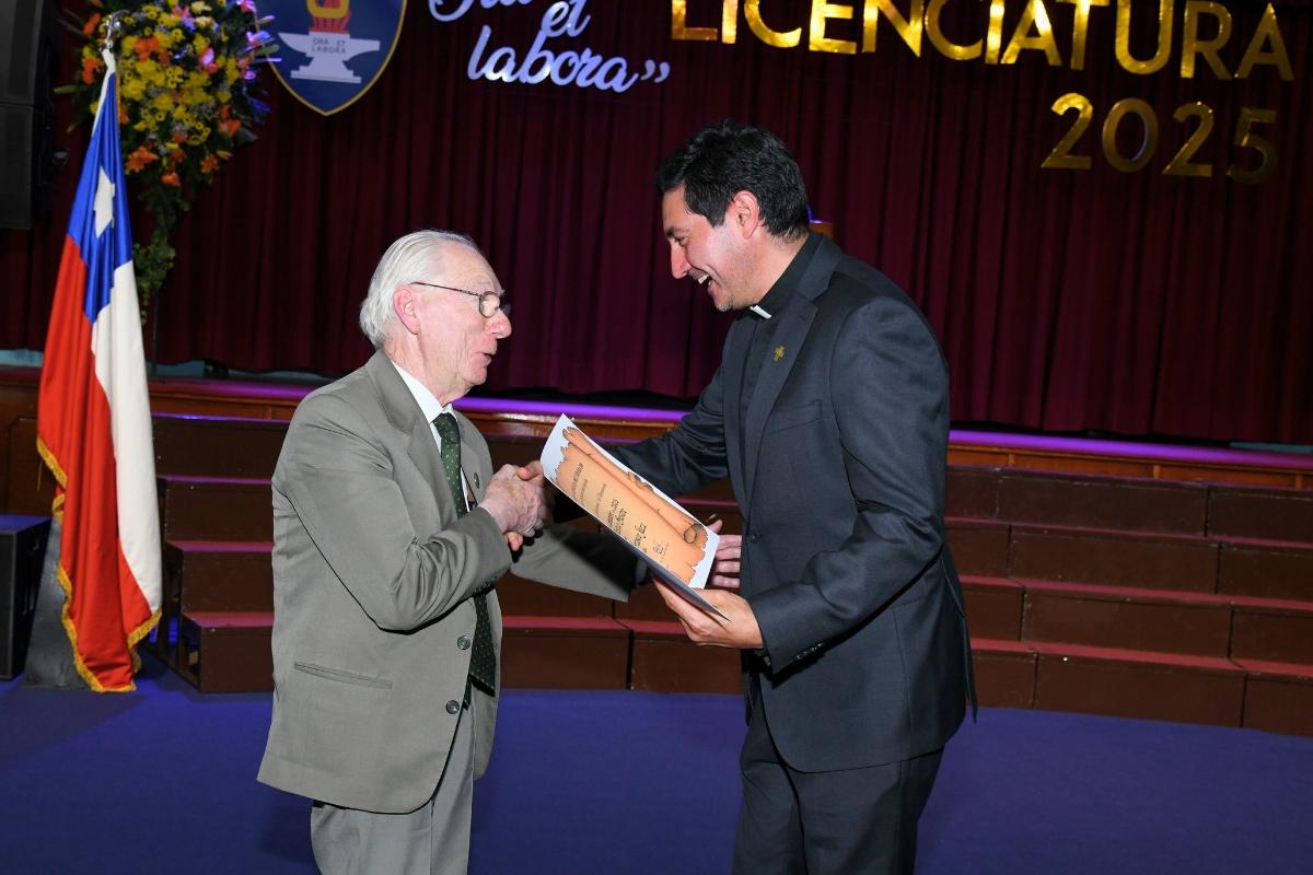 Reconocimiento “Ad Honorem” a exalumno de 1964