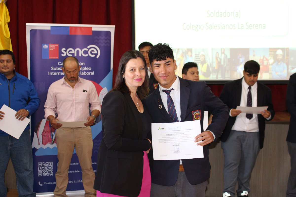 Estudiantes y maestros reciben certificación laboral en Soldadura
