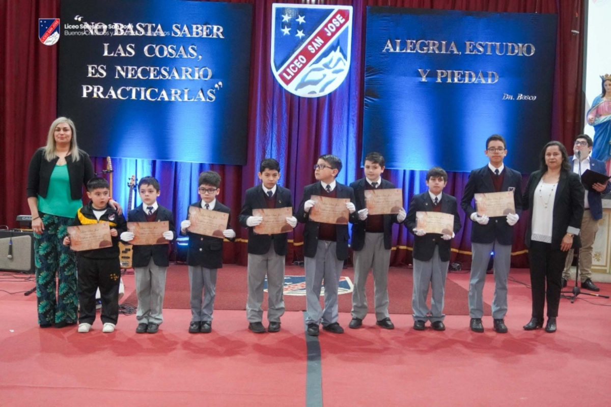 Cierre año escolar: premiación y cambio de abanderados