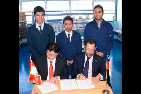 Colegio de Antofagasta sede de firma de acuerdo minero entre Chile y Perú