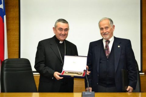 Mons. Héctor Vargas recibe las llaves de la ciudad de Arica