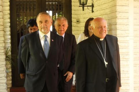 Arzobispo de Santiago llama a votar de manera informada