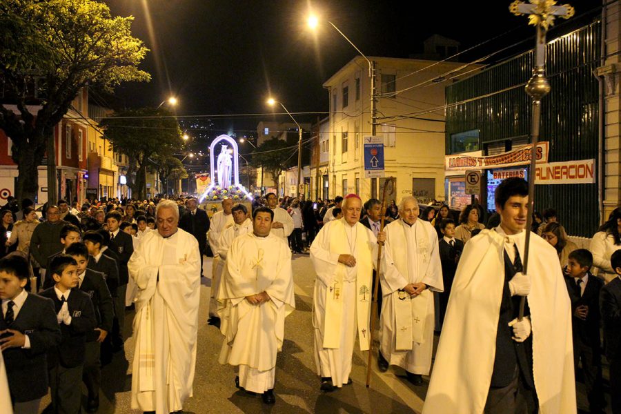 Cientos de personas recorrieron junto a la Virgen las calles de Valparaíso