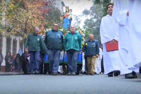 [Video] Masiva procesión de María Auxiliadora en Santiago