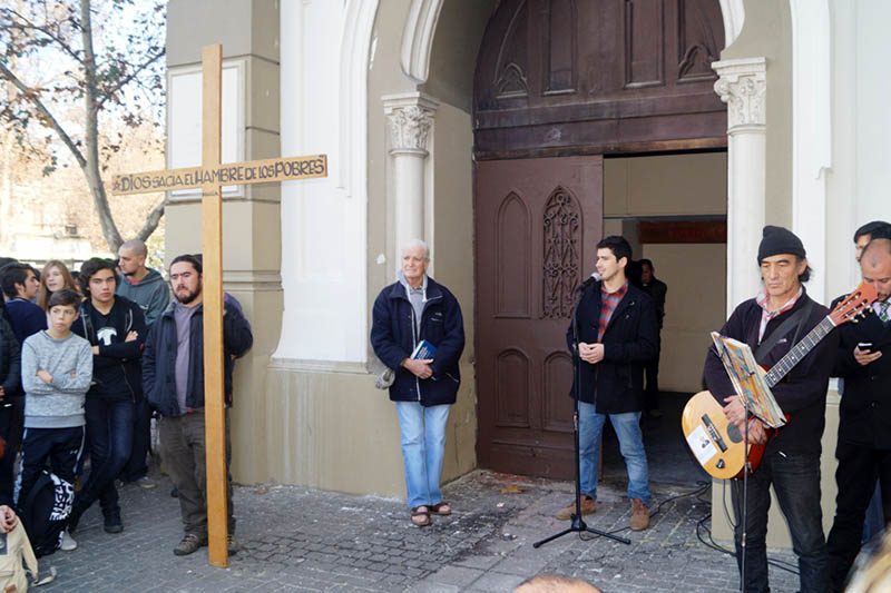 Sacerdote Puga y dirigentes estudiantiles realizaron liturgia en la puerta de la Gratitud Nacional