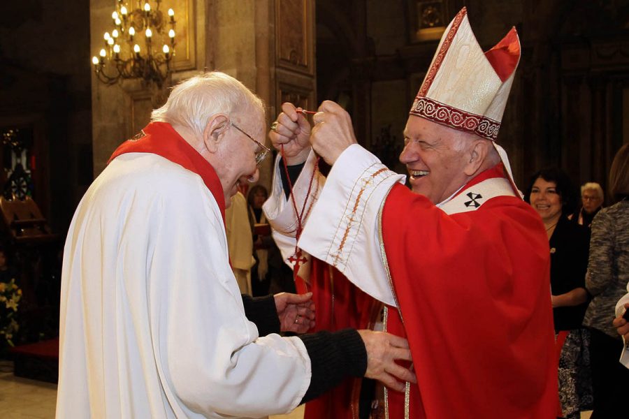 Por su entrega a la Iglesia y a los más necesitados P. Mario Borello y P. José López reciben Cruz del Apóstol Santiago