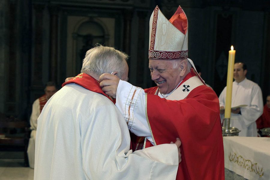 Por su entrega a la Iglesia y a los más necesitados P. Mario Borello y P. José López reciben Cruz del Apóstol Santiago