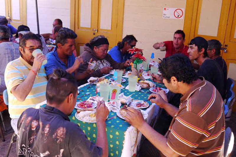 Amigos en situación de calle de Iquique tuvieron almuerzo navideño en Santuario Sagrado Corazón de Jesús