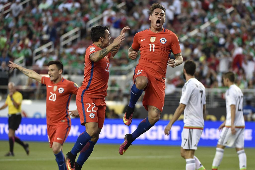 Chile's Eduardo Vargas (C) celebrates after scoring against Mexico during the Copa America Centenario quarterfinal football match in Santa Clara, California, United States, on June 18, 2016.  / AFP / OMAR TORRES        (Photo credit should read OMAR TORRES/AFP/Getty Images)