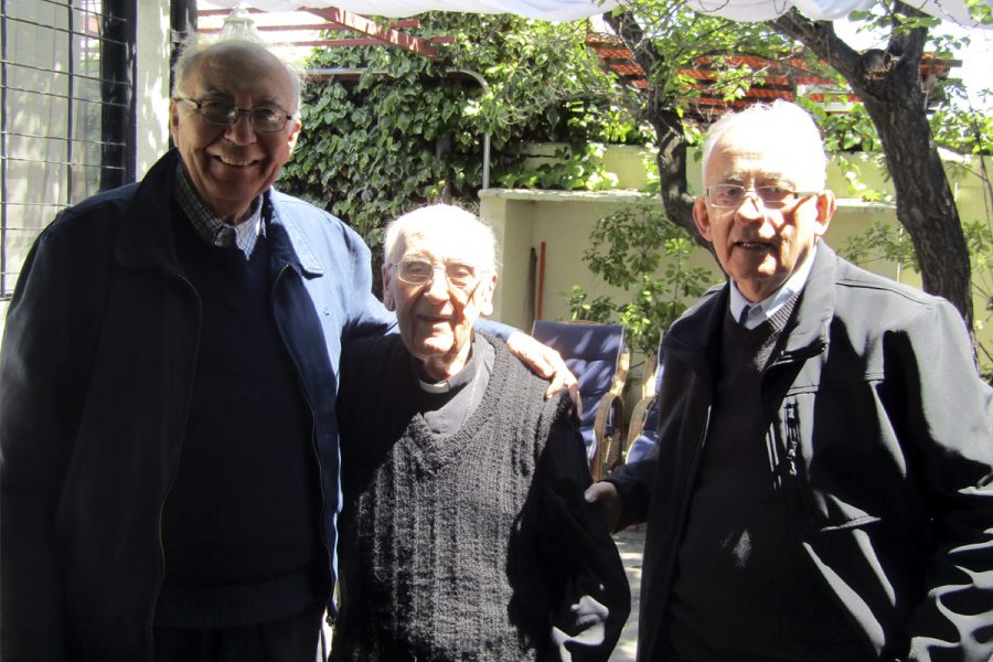 Comunidad de La Cisterna celebra al P. Teodoro por sus 95 años de vida