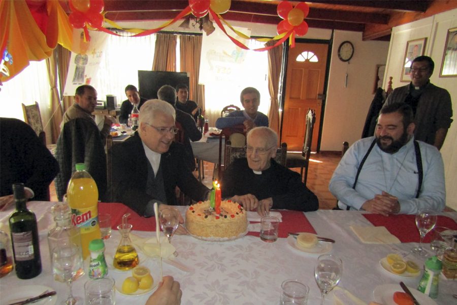 Comunidad de La Cisterna celebra al P. Teodoro por sus 95 años de vida
