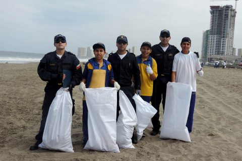 Alumnos del Colegio Don Bosco de Iquique se suman al Día Internacional de Limpieza de Playas