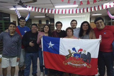 Jóvenes chilenos celebran Fiestas Patrias en Argentina