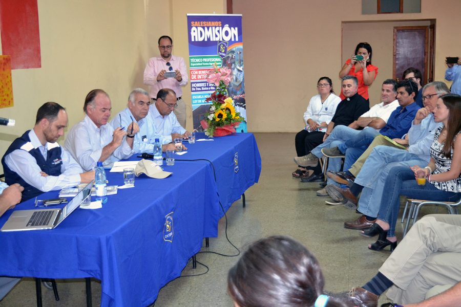 Ministro de agricultura visitó escuela agrícola de Catemu