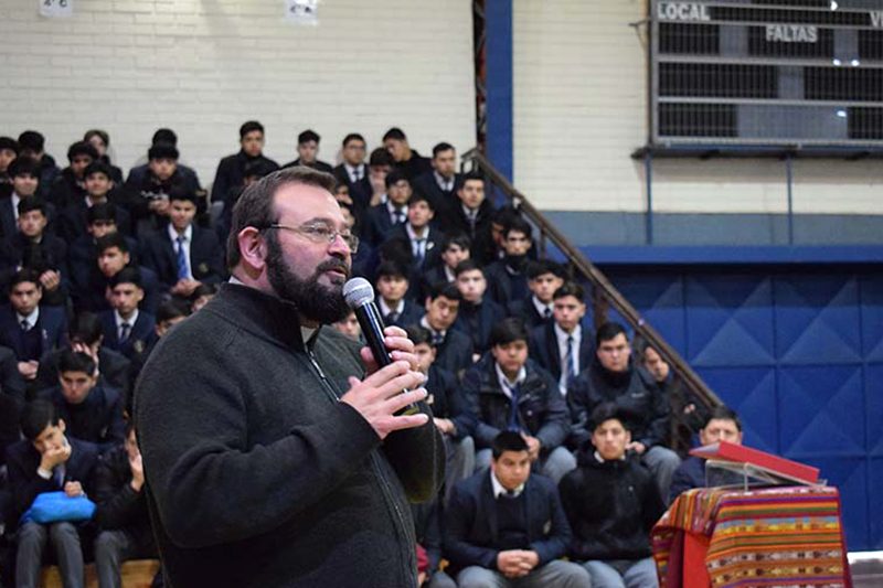 Padre Carlo Lira visita Comunidad Educativa Salesiana de Talca