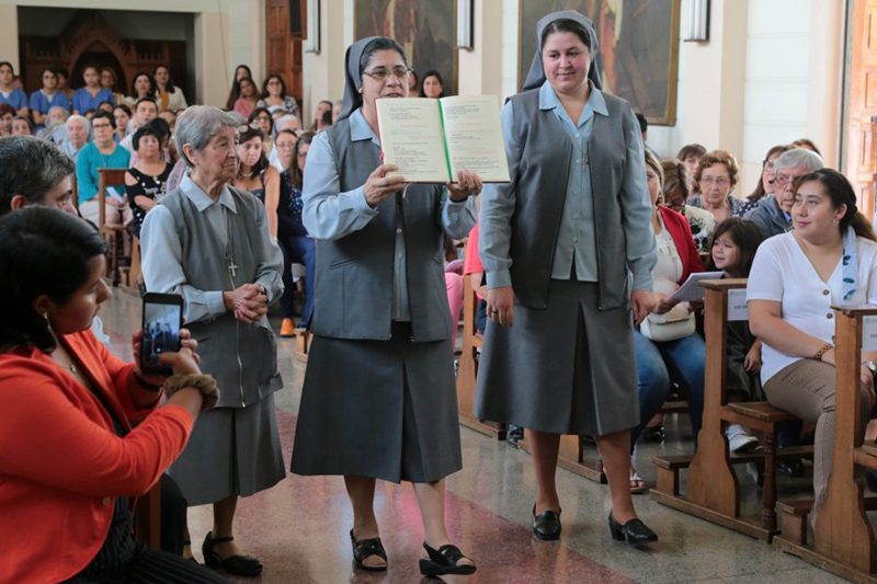 Hijas de María Auxiliadora celebraron fiesta de San Francisco de Sales junto a monseñor Lorenzelli