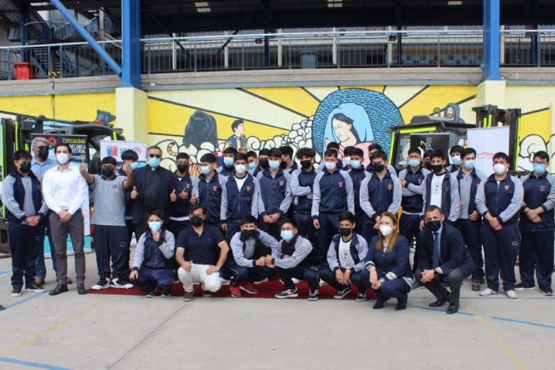 Alumnos de Don Bosco Antofagasta concluyen fase práctica del curso “Mantenimiento Base Planta: complemento grúa horquilla”