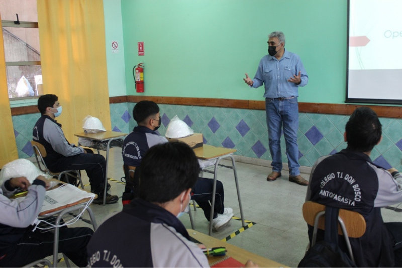 Alumnos de Don Bosco Antofagasta concluyen fase práctica del curso “Mantenimiento Base Planta: complemento grúa horquilla”