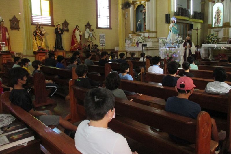 Estudiantes de Salesianos Iquique se preparan para Primera Comunión