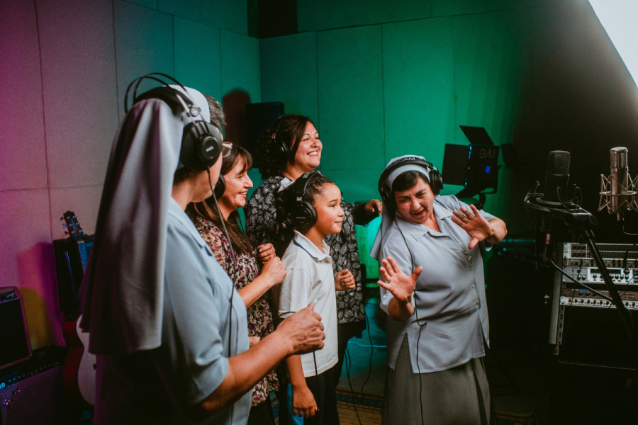 Hijas de María Auxiliadora graban himno en Estudio Multimedial Caetera Tolle