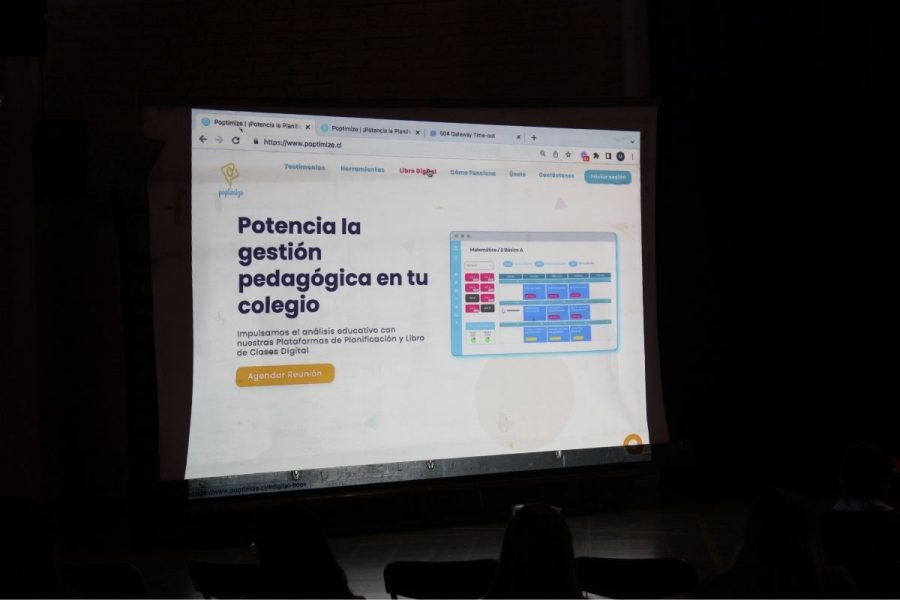 Asistentes y educadores de Zona Sur de Santiago potencian conocimientos sobre libro digital