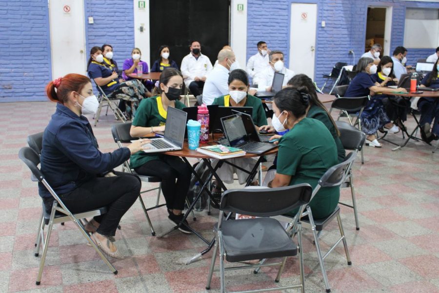 Asistentes y educadores de Zona Sur de Santiago potencian conocimientos sobre libro digital
