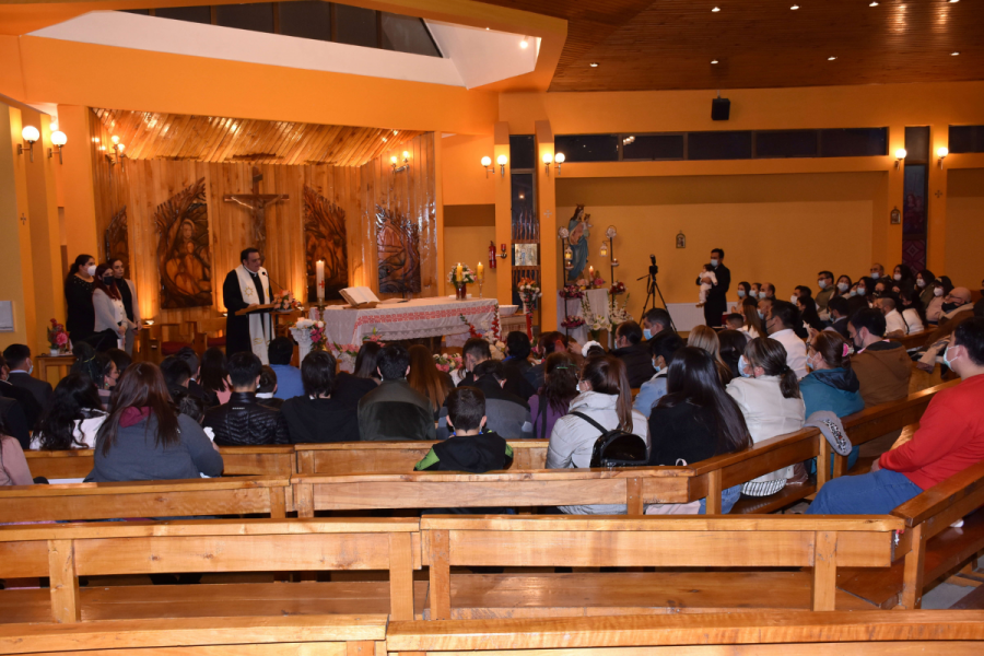 Niños y adultos de Puerto Natales recibieron sacramento del bautismo