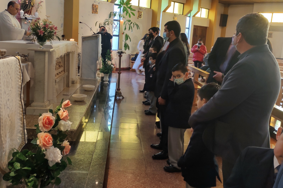 Alumnos de Liceo San José Punta Arenas reciben sacramento del bautismo