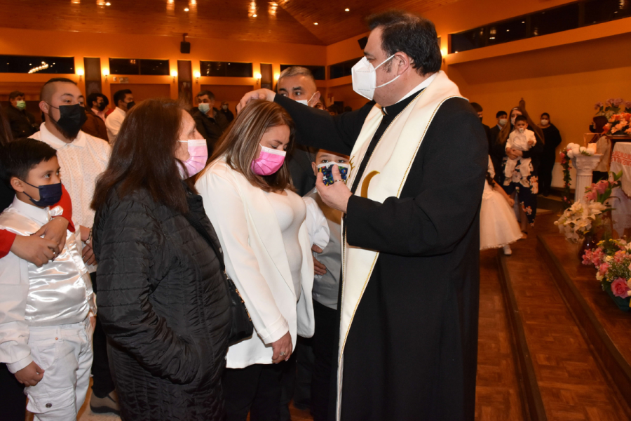 Niños y adultos de Puerto Natales recibieron sacramento del bautismo