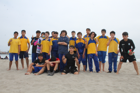 Alumnos don Bosco Iquique participan en jornada recreativa en playa Cavancha