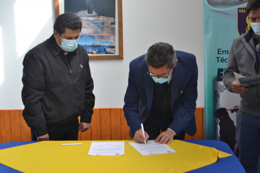 Santo Domingo Savio de Alto Hospicio firma convenio con SolarPack Ltda