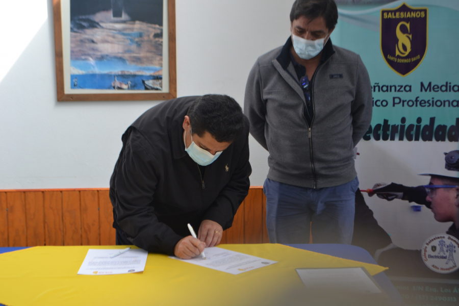 Santo Domingo Savio de Alto Hospicio firma convenio con SolarPack Ltda
