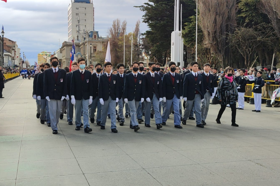 Liceo San José de Punta Arenas desfila en honor a Virgen del Carmen