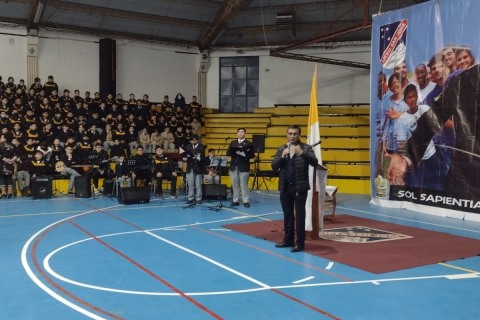 Obispo de Punta Arenas participa de Buenos días en Liceo San José