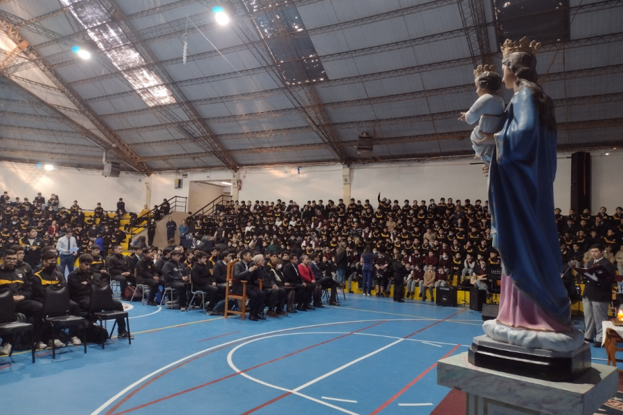 Obispo de Punta Arenas participa de Buenos días en Liceo San José