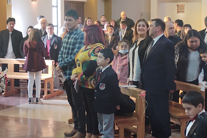 Celebración de bautismo en parroquia Cristo Obrero de Punta Arenas