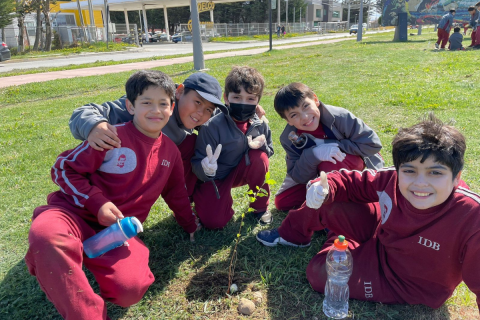 Estudiantes del IDB plantan árboles a los pies del monumento a Don Bosco