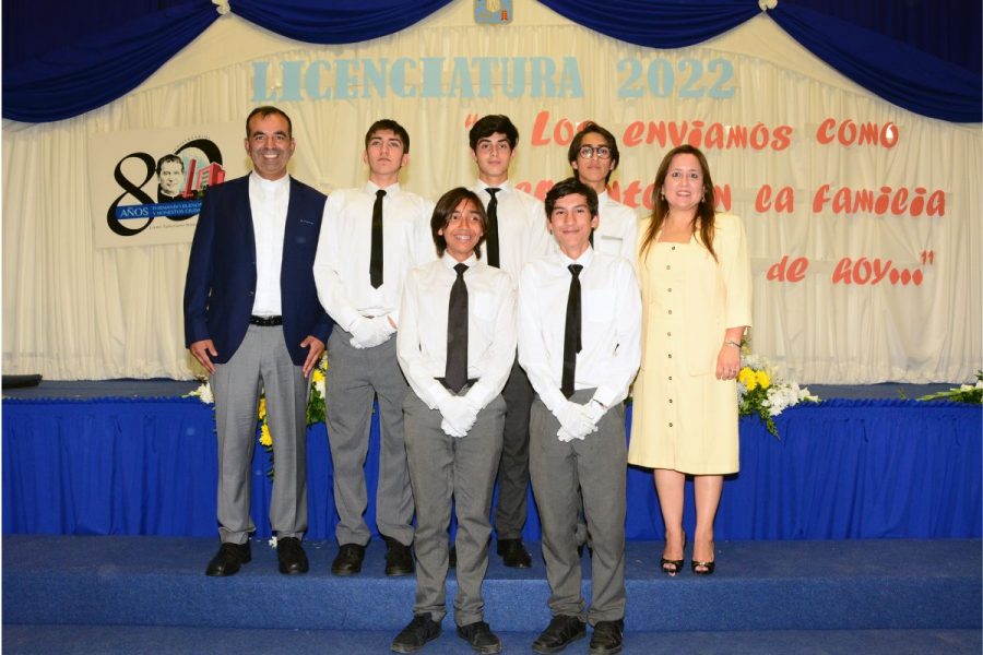 Liceo Arriarán Barros realiza licenciatura a promoción 2022