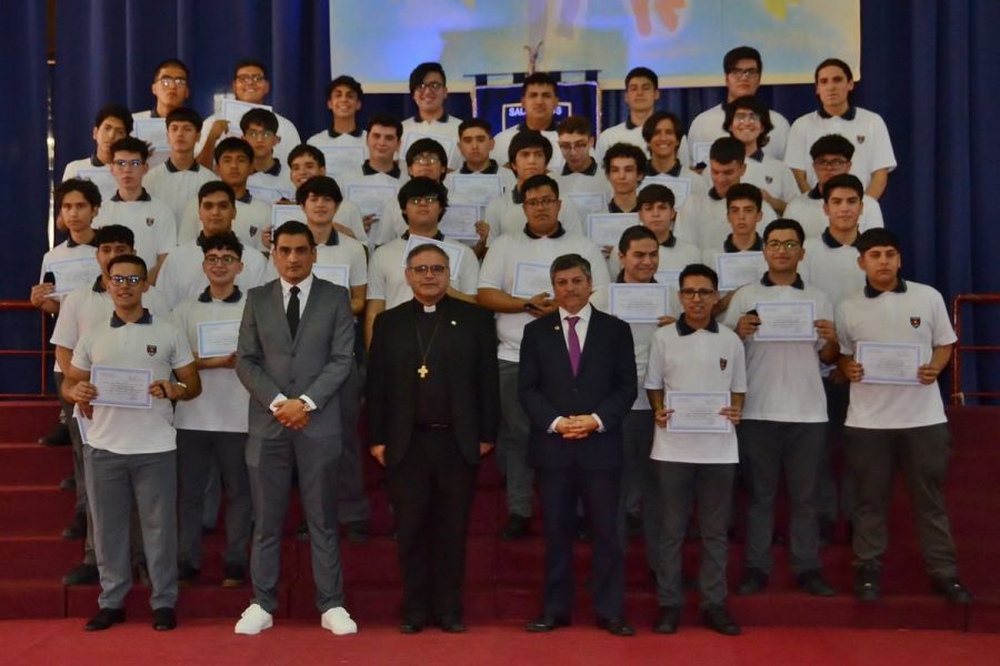 Más de 300 estudiantes egresaron de Salesianos Alameda