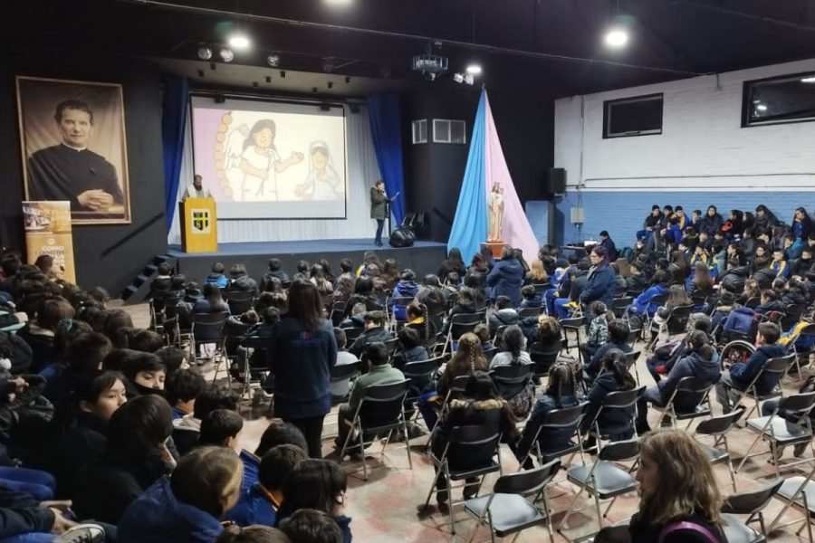 Estudiantes de Zona Sur de Santiago celebran a María Auxiliadora