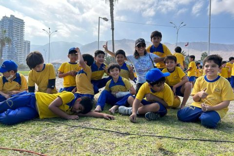 Estudiantes de Don Bosco Iquique realizan intervención medioambiental en Playa Cavancha