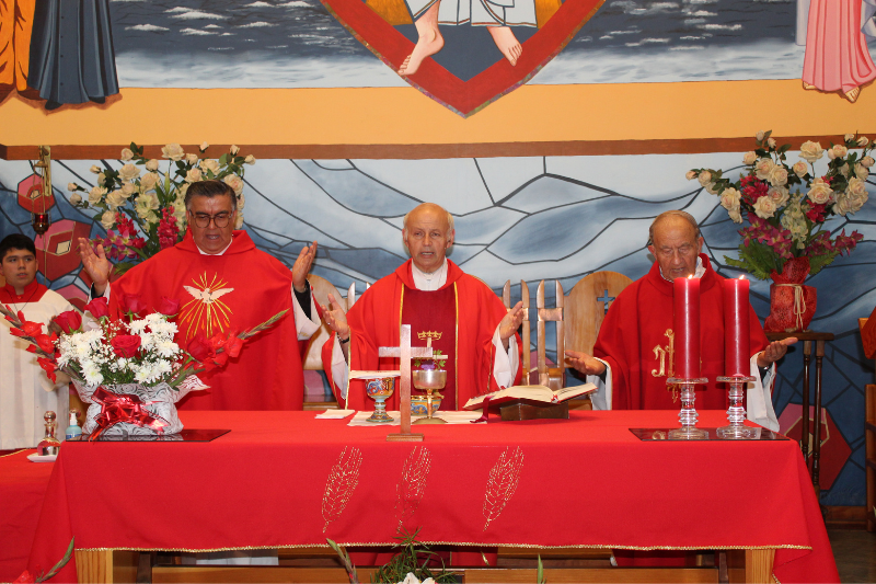 Estudiantes y adultos de Antofagasta recibieron sacramento de la Confirmación